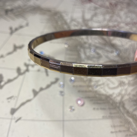 🎁 3 for $15. Vintage Monet set of 2 gold tone bangles - Picture 4 of 4